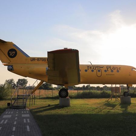 Yellow Plane Yurov Ngoại thất bức ảnh