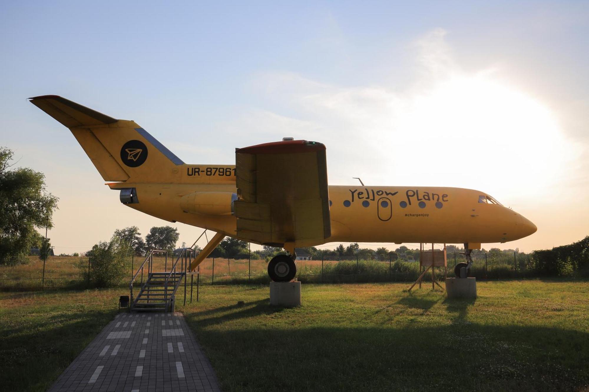 Yellow Plane Yurov Ngoại thất bức ảnh