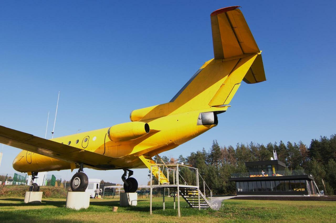 Yellow Plane Yurov Ngoại thất bức ảnh
